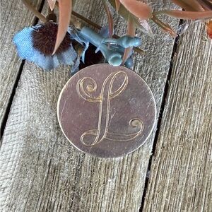 Gold Monogrammed 'L' Brooch